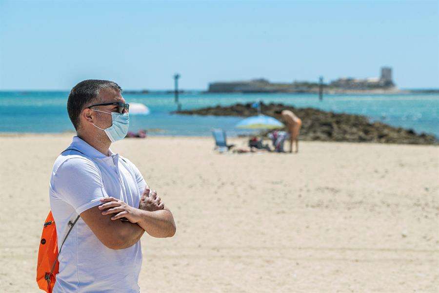 La Barrosa retoma el pulso al verano con plena normalidad