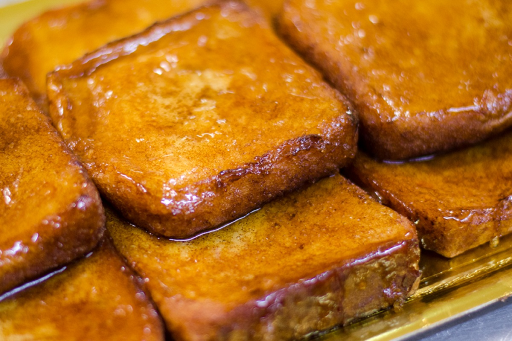 Deliciosas torrijas artesanas, el dulce típico de la Semana Santa en Chiclana de la Frontera, un imprescindible de la gastronomía local para disfrutar durante los días de procesiones en las pastelerías y hogares chiclaneros.
