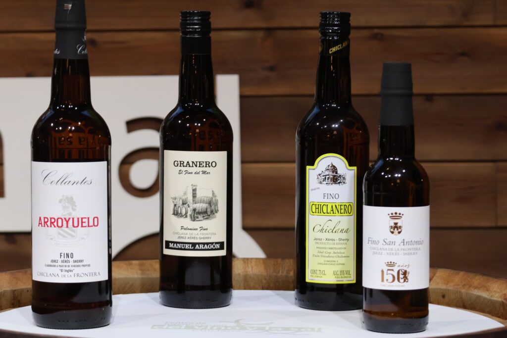 Botella del nuevo Fino San Antonio, vino creado conjuntamente por las bodegas de Chiclana de la Frontera para la Feria de San Antonio 2026, presentada como símbolo de la tradición vinícola chiclanera y de la cultura gastronómica de la Bahía de Cádiz.