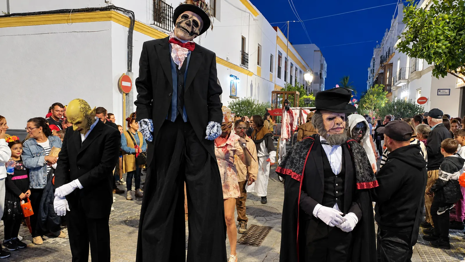 Desfile del Terror de Halloween en Chiclana con personajes en zancos, máscaras y esqueletos